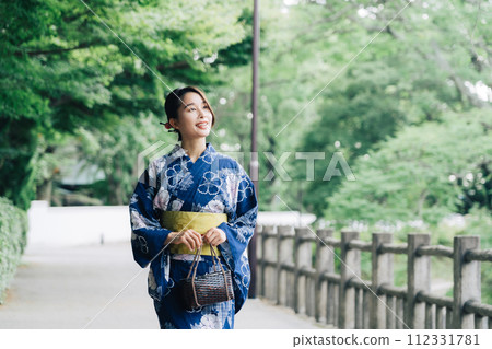 浴衣的女人 112331781