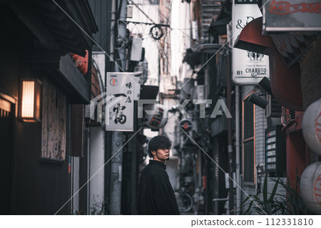 站在巷子裡的男人 站在巷子裡的男人 112331810