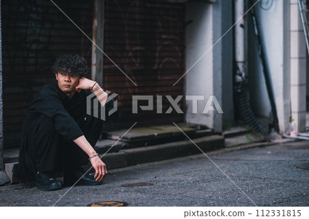 坐在後巷的男人 坐在後巷的男人 112331815