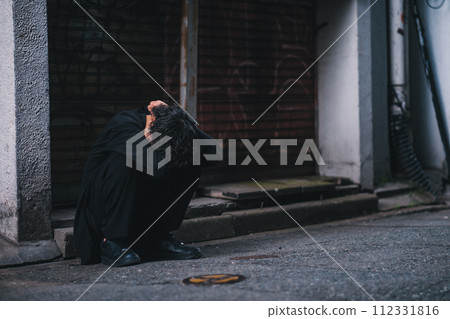 坐在後巷的男人 112331816