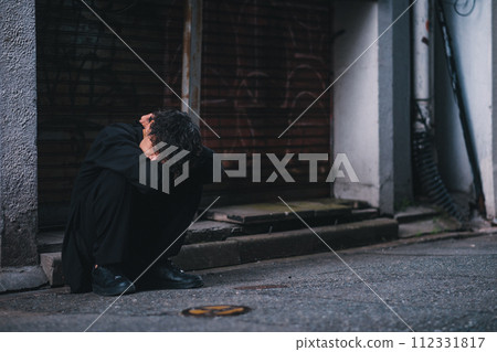 坐在後巷的男人 112331817