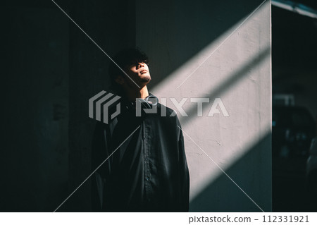 站在有光的牆前的人 站在有光的牆前的人 112331921