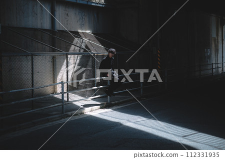 坐在立交橋下的人 坐在立交橋下的人 112331935