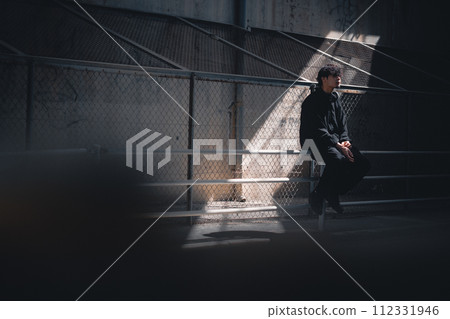 坐在立交橋下的人 112331946