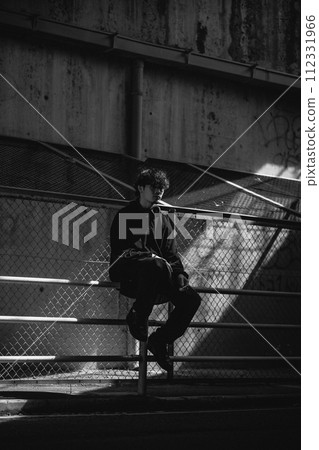 坐在立交橋下的人 112331966