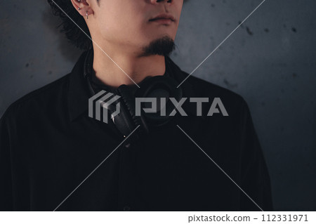立交橋下戴耳機的男人 112331971