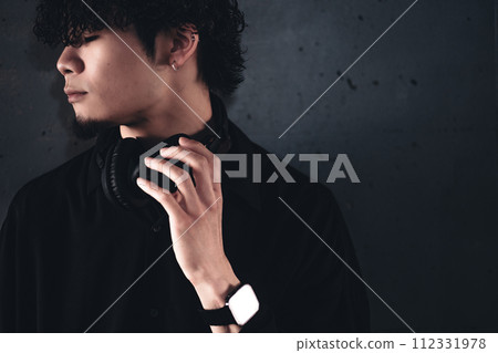 立交橋下戴耳機的男人 112331978