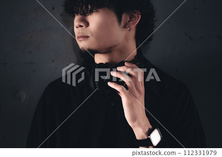 立交橋下戴耳機的男人 112331979