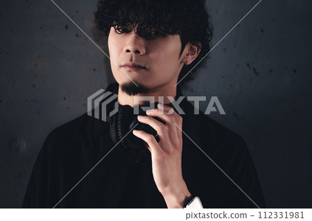 立交橋下戴耳機的男人 112331981