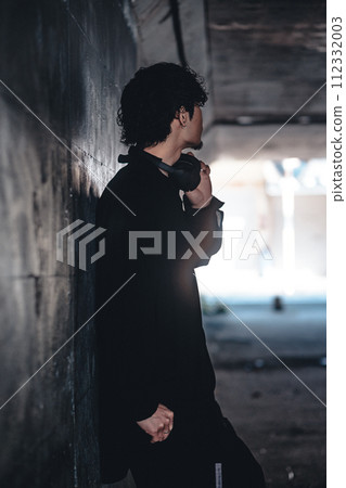 立交橋下戴耳機的男人 112332003