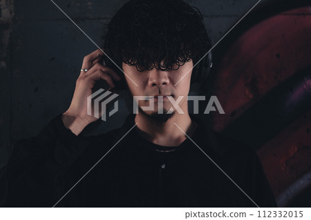 立交橋下戴耳機的男人 112332015