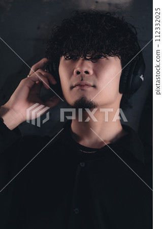 立交橋下戴耳機的男人 112332025
