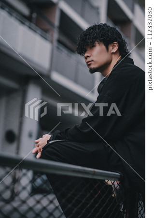 Fashionable man with headphones meeting in town 112332030