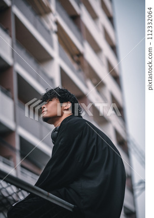 戴耳機的時尚男士在城裡開會 112332064