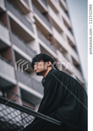 戴耳機的時尚男士在城裡開會 112332066