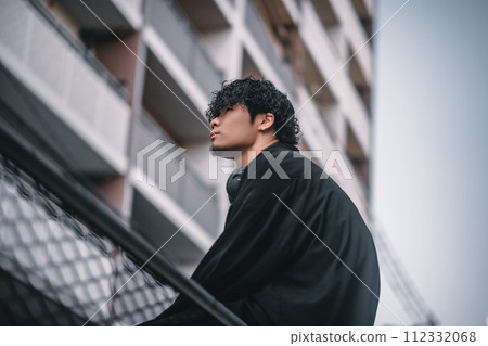 戴耳機的時尚男士在城裡開會 112332068