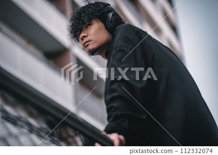 戴耳機的時尚男士在城裡開會 112332074