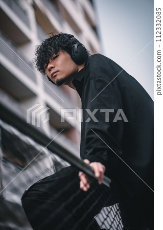 Fashionable man with headphones meeting in town Fashionable man with headphones meeting in town 112332085