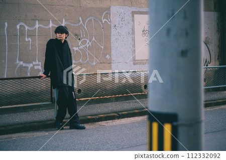 站在巷子裡的男人 112332092