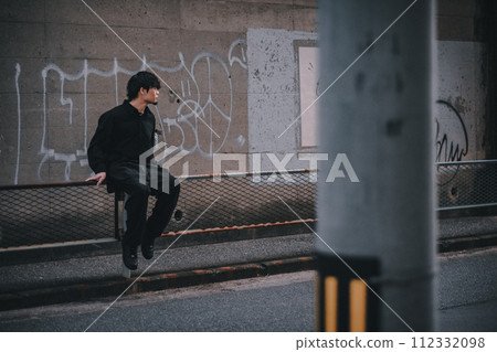 站在巷子裡的男人 站在巷子裡的男人 112332098