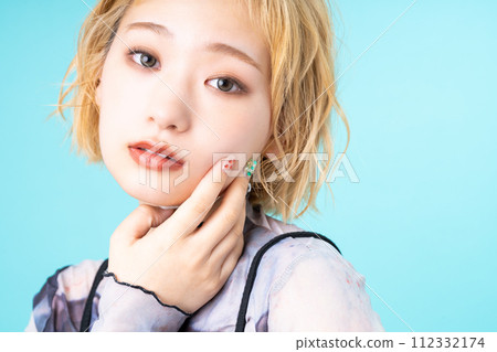 年輕女子 年輕女子 112332174