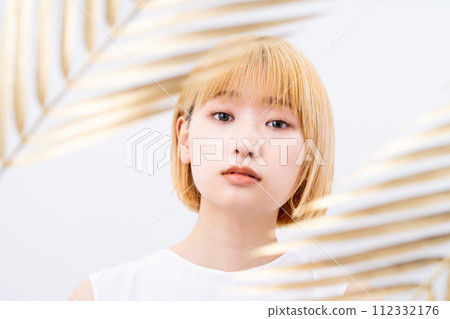 Young woman beatie 112332176