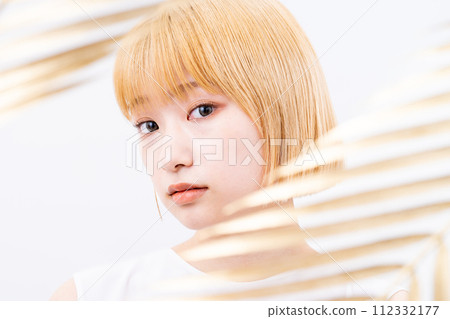 Young woman beatie Young woman beatie 112332177