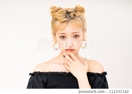 年輕女子 112332182