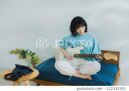 客廳裡彈吉他的女人 112332191