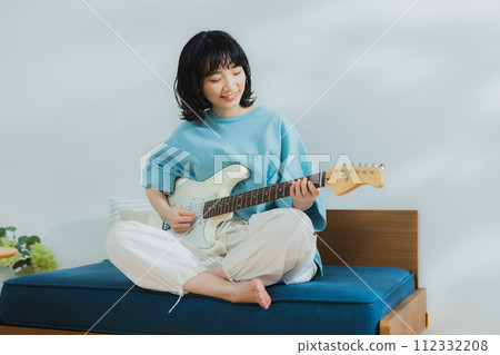 客廳裡彈吉他的女人 客廳裡彈吉他的女人 112332208
