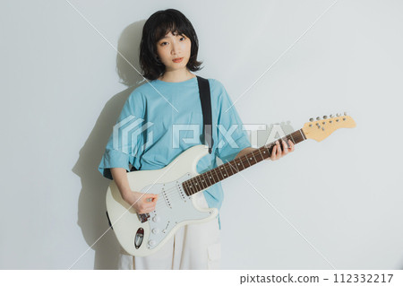 客廳裡彈吉他的女人 112332217