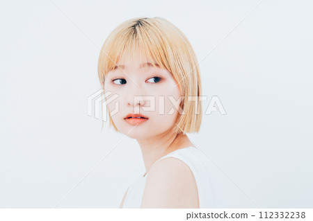 年輕女性的美麗 年輕女性的美麗 112332238
