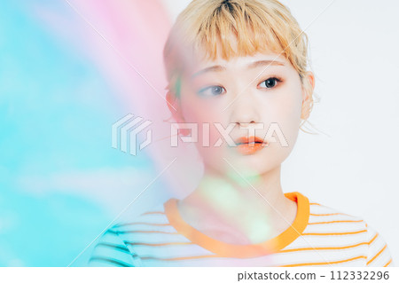 年輕女性的美麗 年輕女性的美麗 112332296