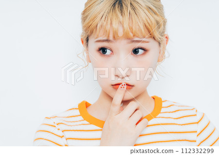 年輕女性的美麗 112332299