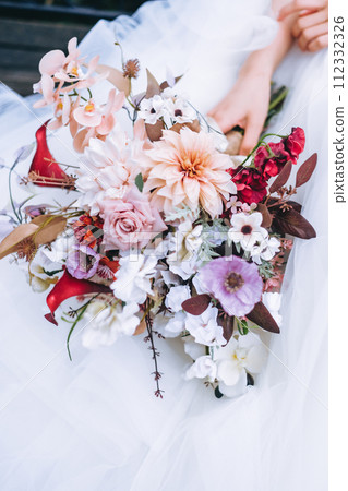 新娘的手拿著花束 112332326