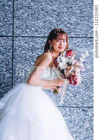 拿著花束的新娘 拿著花束的新娘 112332481