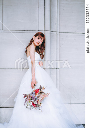 站在白牆前的新娘 站在白牆前的新娘 112332534