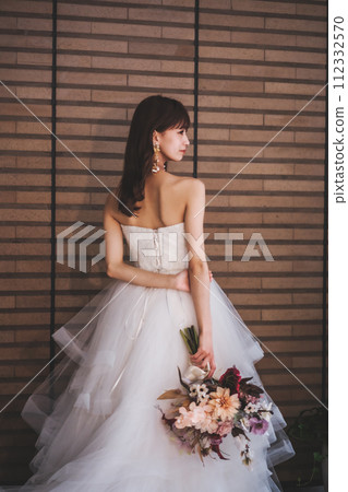 新娘穿著婚紗與花束合影 112332570