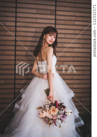新娘穿著婚紗與花束合影 112332571