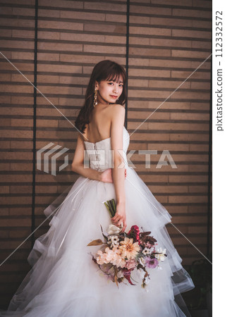 新娘穿著婚紗與花束合影 新娘穿著婚紗與花束合影 112332572