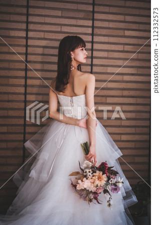 新娘穿著婚紗與花束合影 112332573