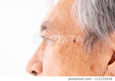 Senior male beauty close up sideways Senior male beauty close up sideways 112332636