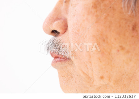 高級男性美嘴關閉 112332637