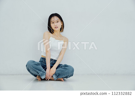 一個美麗健康的女人的形象 112332882