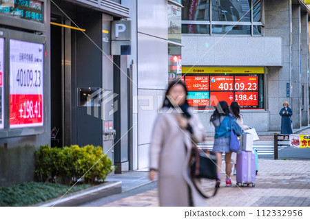 Tokyo cityscape in Japan Nikkei average stock price exceeds 40,000 yen... Stock price board in the city (closing price at both locations) = 4th, Nihonbashi Kabutocho Tokyo cityscape in Japan Nikkei average stock price exceeds 40,000 yen... Stock price board in the city (closing price at both locations) = 4th, Nihonbashi Kabutocho 112332956