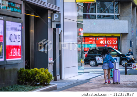 Tokyo cityscape in Japan Nikkei average stock price exceeds 40,000 yen... Stock price board in the city (closing price at both locations) = 4th, Nihonbashi Kabutocho Tokyo cityscape in Japan Nikkei average stock price exceeds 40,000 yen... Stock price board in the city (closing price at both locations) = 4th, Nihonbashi Kabutocho 112332957