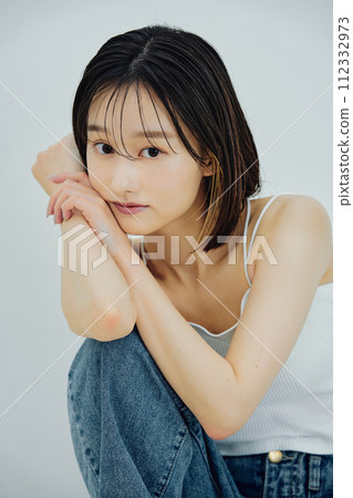 一個美麗健康的女人的形象 112332973