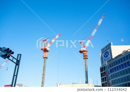 Huge crane under construction at the former department store site in Shinjuku 112334042