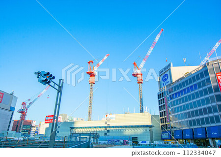 新宿百貨商店舊址正在建造巨型起重機 112334047