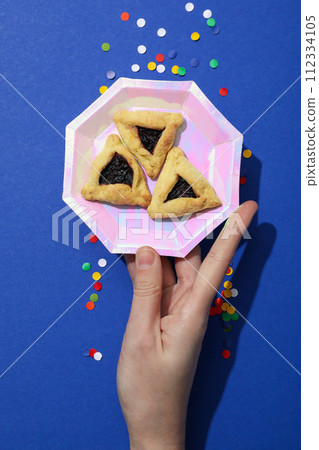 A mask with traditional cookies for the day of Purim. 112334105